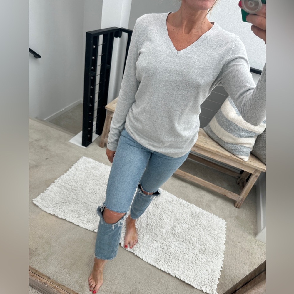 Tommy Hilfiger Gray V Neck Sweater Classic Lightweight Long Sleeve | Size M